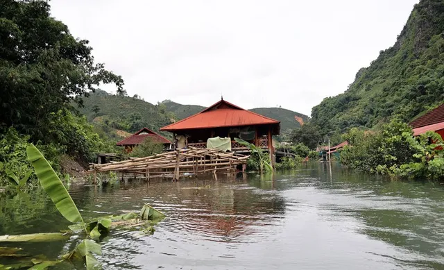 Phó Thủ tướng Lê Thành Long thị sát vùng ngập lụt, thăm hỏi đời sống người dân tỉnh Sơn La - Ảnh 3.