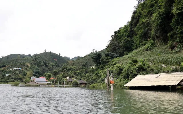 Phó Thủ tướng Lê Thành Long thị sát vùng ngập lụt, thăm hỏi đời sống người dân tỉnh Sơn La - Ảnh 2.