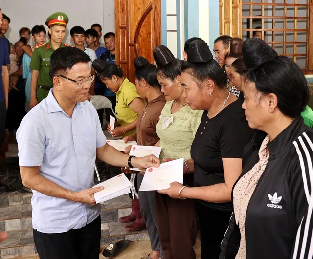 Phó Thủ tướng Lê Thành Long thị sát vùng ngập lụt, thăm hỏi đời sống người dân tỉnh Sơn La - Ảnh 1.