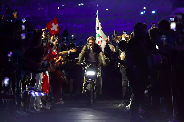 Tom Cruise thực hiện pha nguy hiểm hoành tráng tại bế mạc Olympic Paris 2024 - Ảnh 1.