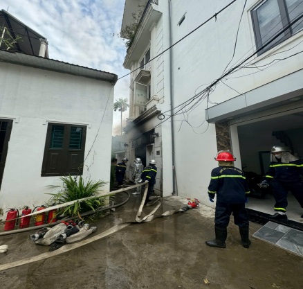 Cháy nhà trong ngõ sâu ở Hà Nội, cả gia đình thoát nạn nhờ lối ra khẩn cấp - Ảnh 2.