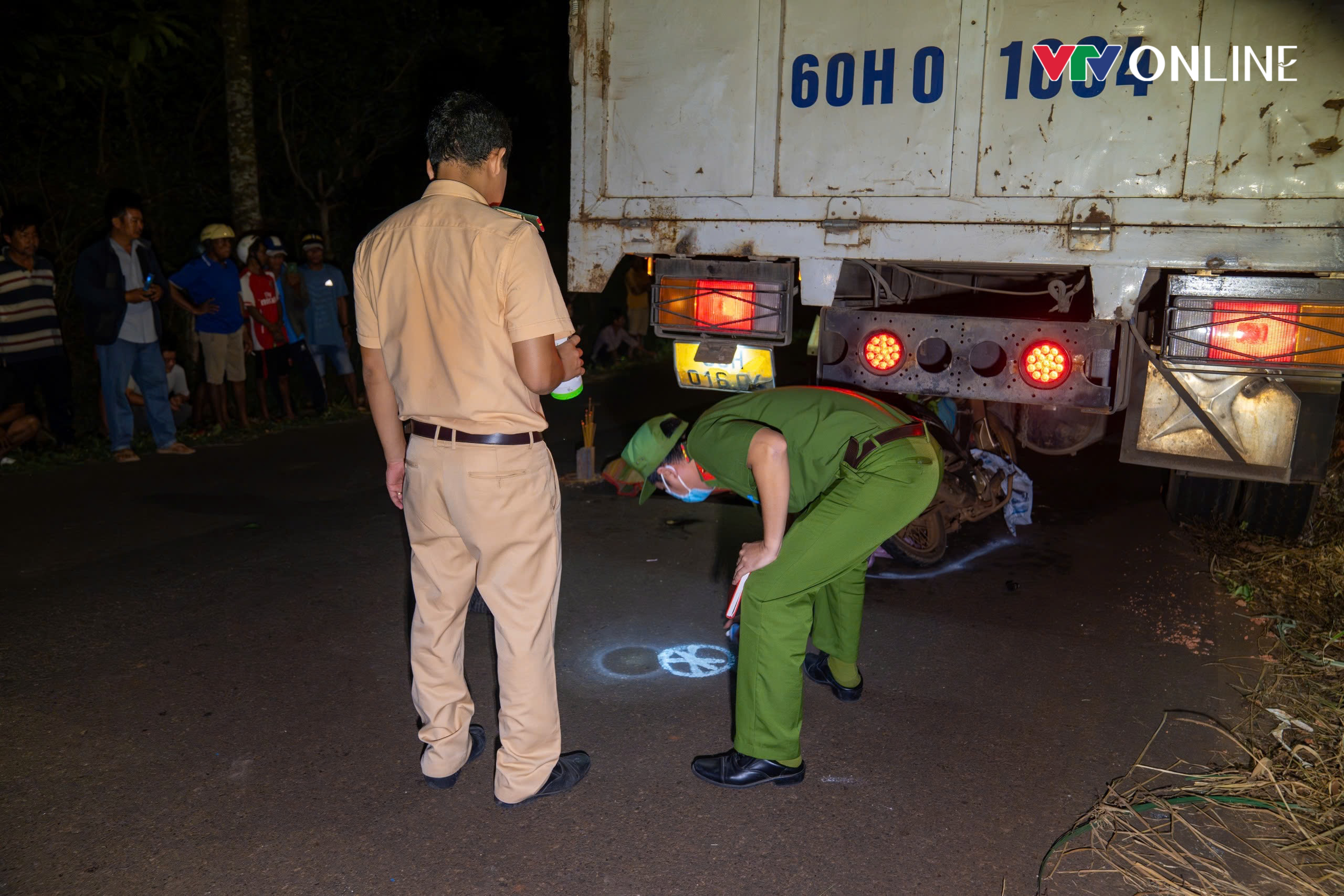 Bà Rịa - Vũng Tàu: Tông vào xe tải đậu ven đường, 2 người bị thương vong - Ảnh 1.