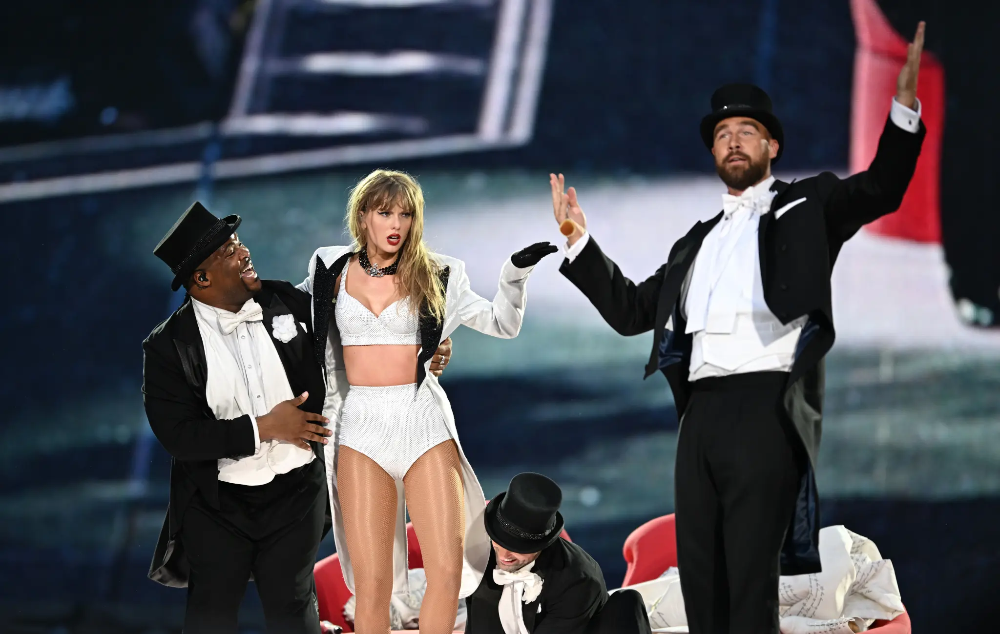 Taylor Swift vẫn dành thời gian cho bạn trai giữa lịch trình bận rộn - Ảnh 1.