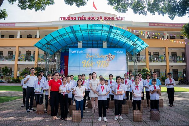 August’s Kindness Journey: Lighting Up Dreams in Tan Yen, Bac Giang - Ảnh 4.