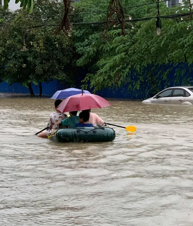 Thái Nguyên tiếp tục ngập sâu, ô tô trôi bồng bềnh - Ảnh 2.