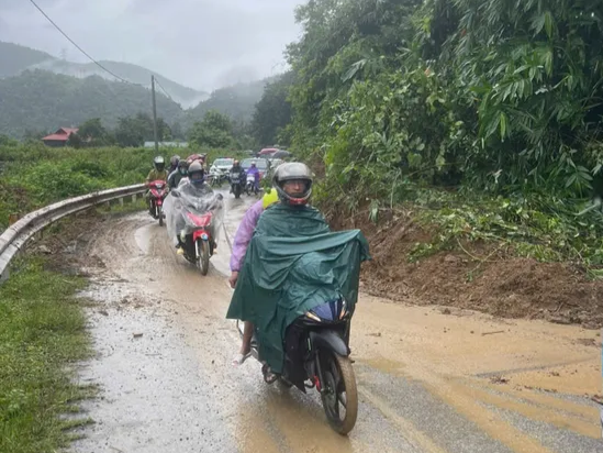 Điện Biên: Nhiều tuyến giao thông tắc nghẽn do sạt lở, ngập úng - Ảnh 11.