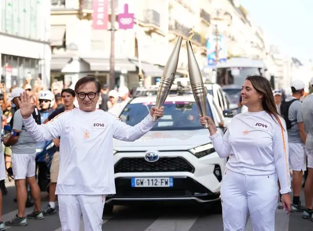 Thành Long rước đuốc Paralympic Paris - Ảnh 1.