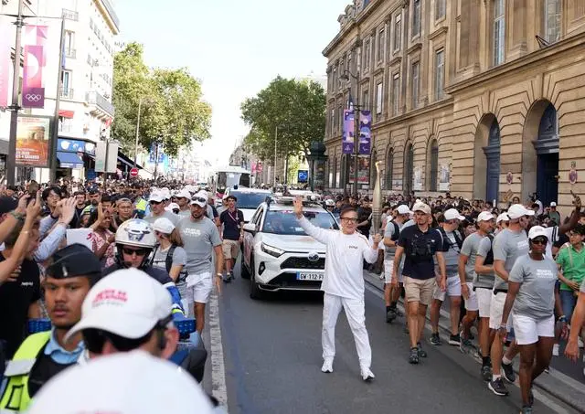 Thành Long rước đuốc Paralympic Paris - Ảnh 2.