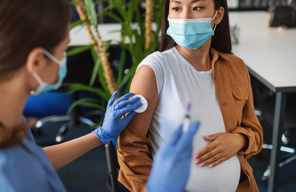 Anh tiêm vaccine RSV cho người cao tuổi, phụ nữ mang thai - Ảnh 1.