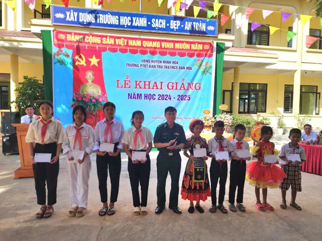 553 trường học tại Quảng Bình khai giảng năm học mới - Ảnh 4.