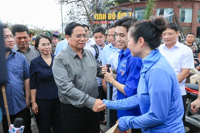 Thủ tướng đi thị sát, động viên người dân và chỉ đạo khắc phục hậu quả bão số 3 tại Quảng Ninh - Ảnh 7.