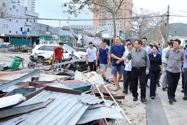 Thủ tướng đi thị sát, động viên người dân và chỉ đạo khắc phục hậu quả bão số 3 tại Quảng Ninh - Ảnh 10.