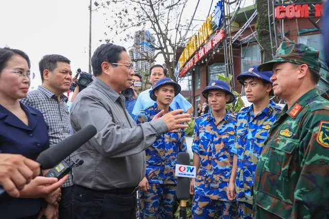 Thủ tướng đi thị sát, động viên người dân và chỉ đạo khắc phục hậu quả bão số 3 tại Quảng Ninh - Ảnh 6.