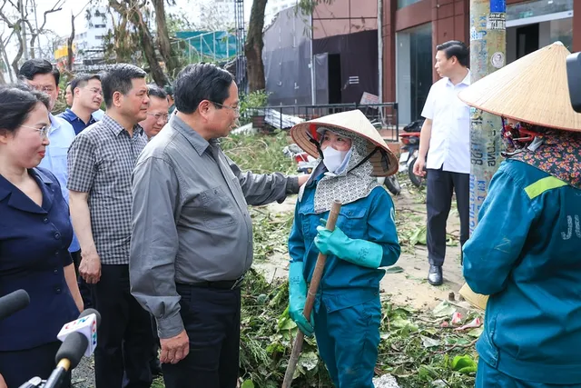 Thủ tướng đi thị sát, động viên người dân và chỉ đạo khắc phục hậu quả bão số 3 tại Quảng Ninh - Ảnh 8.