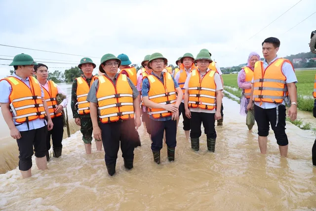 Thủ tướng về xã bị cô lập của Bắc Giang, kiểm tra công tác ứng phó mưa lũ - Ảnh 3.