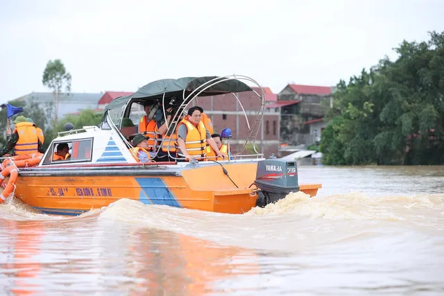 Thủ tướng về xã bị cô lập của Bắc Giang, kiểm tra công tác ứng phó mưa lũ - Ảnh 1.