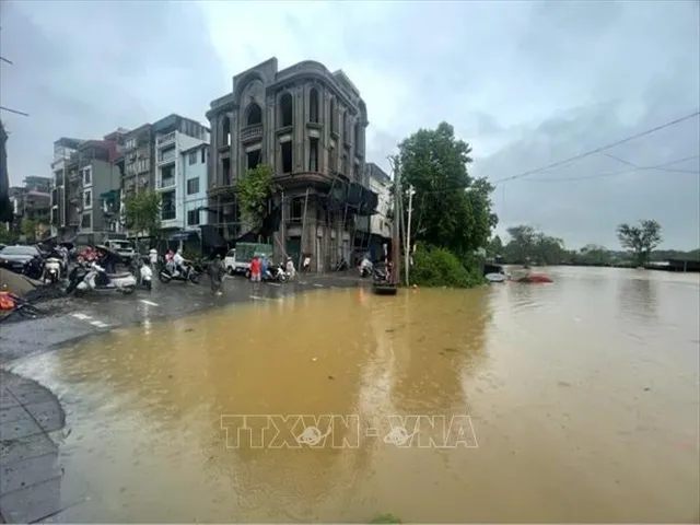 Hà Nội ùn tắc kéo dài, nước ngập sâu một số tuyến phố sau trận mưa lớn đêm 9/9 - Ảnh 7.