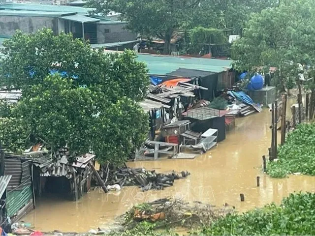 Hà Nội ùn tắc kéo dài, nước ngập sâu một số tuyến phố sau trận mưa lớn đêm 9/9 - Ảnh 8.