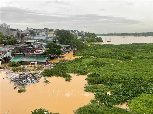 Hà Nội ùn tắc kéo dài, nước ngập sâu một số tuyến phố sau trận mưa lớn đêm 9/9 - Ảnh 9.