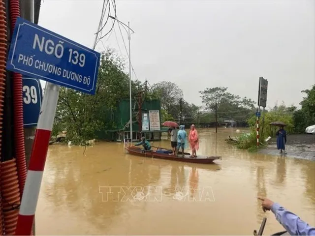 Hà Nội ùn tắc kéo dài, nước ngập sâu một số tuyến phố sau trận mưa lớn đêm 9/9 - Ảnh 11.