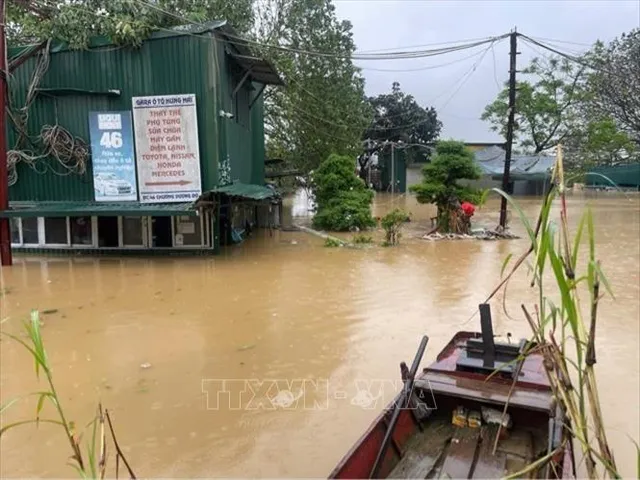 Hà Nội ùn tắc kéo dài, nước ngập sâu một số tuyến phố sau trận mưa lớn đêm 9/9 - Ảnh 10.