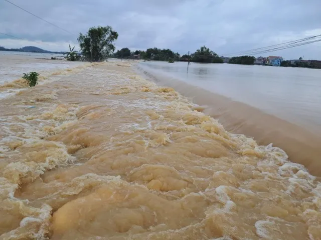 Thủ tướng về xã bị cô lập của Bắc Giang, kiểm tra công tác ứng phó mưa lũ - Ảnh 5.