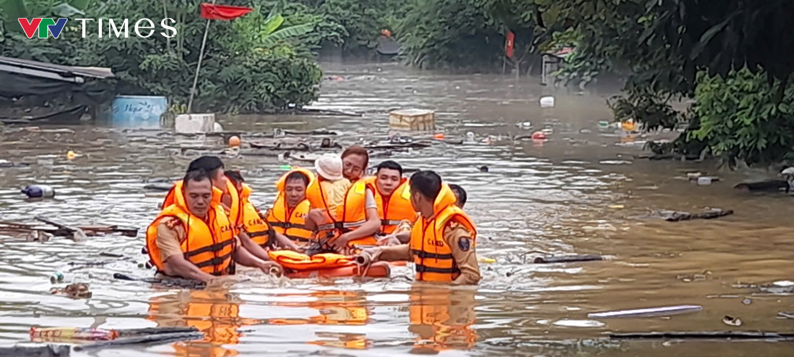 Tuyên Quang: Hàng nghìn cán bộ, chiến sĩ công an hỗ trợ người dân vùng lũ - Ảnh 4.