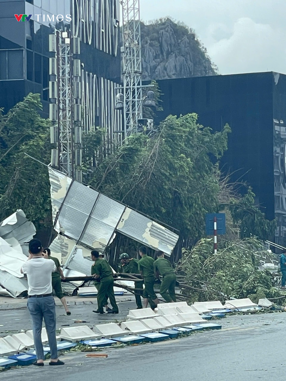 Quảng Nam lập 2 đoàn công tác, hỗ trợ 22 tỷ đồng cho các tỉnh bị thiệt hại do mưa bão - Ảnh 1.