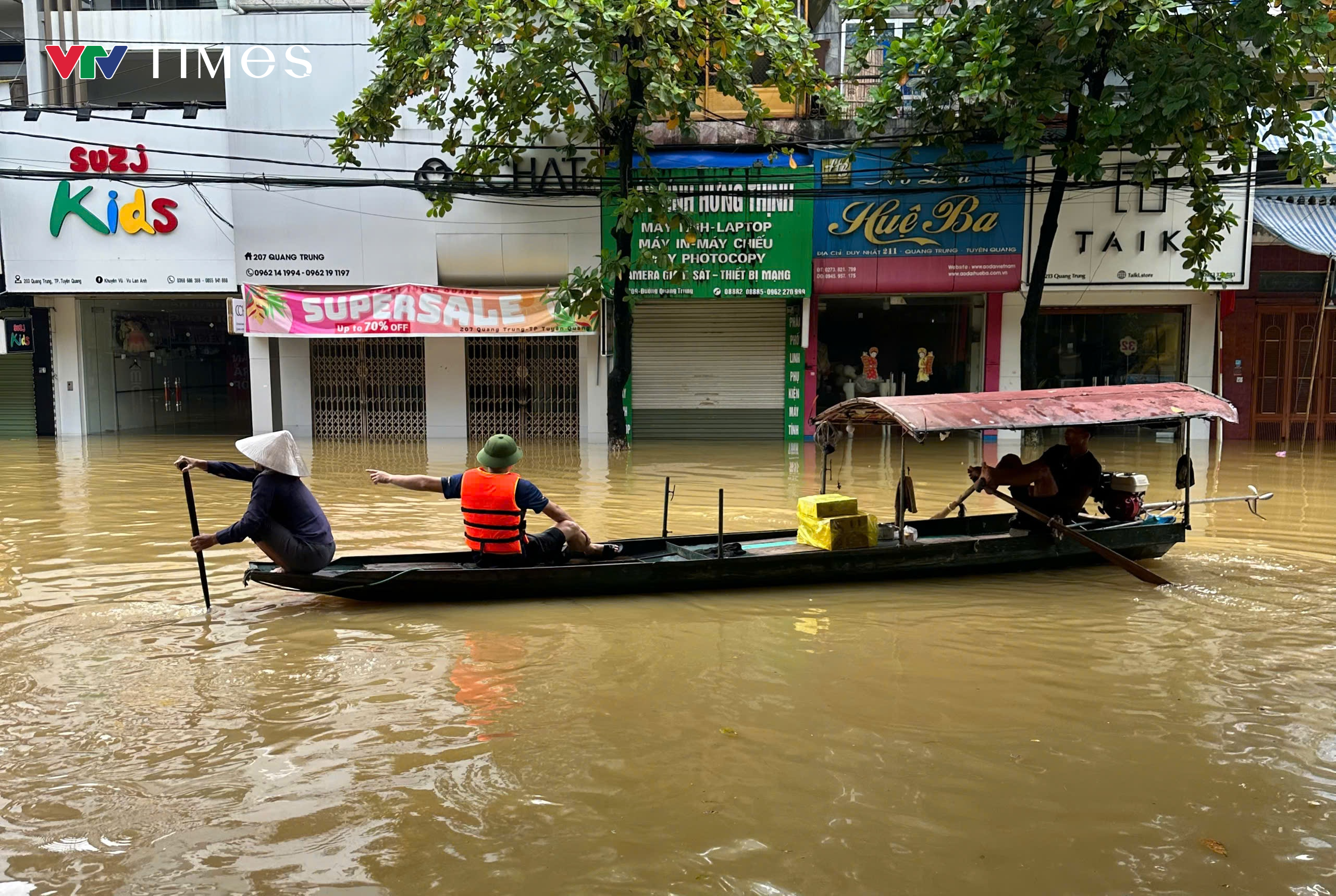 Tuyên Quang: Hàng nghìn cán bộ, chiến sĩ công an hỗ trợ người dân vùng lũ - Ảnh 1.