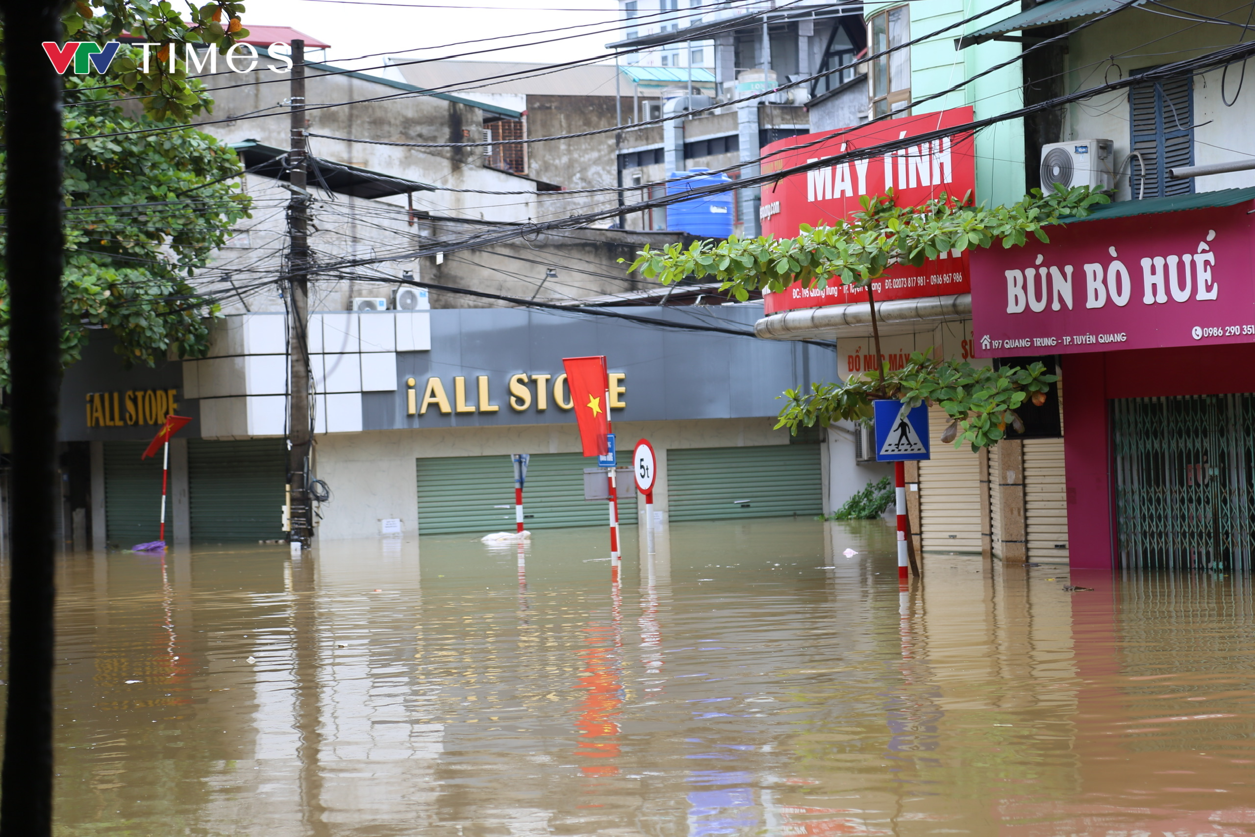 Thành phố Tuyên Quang ngập trong nước lũ, có nơi mực nước gần 2m - Ảnh 7.