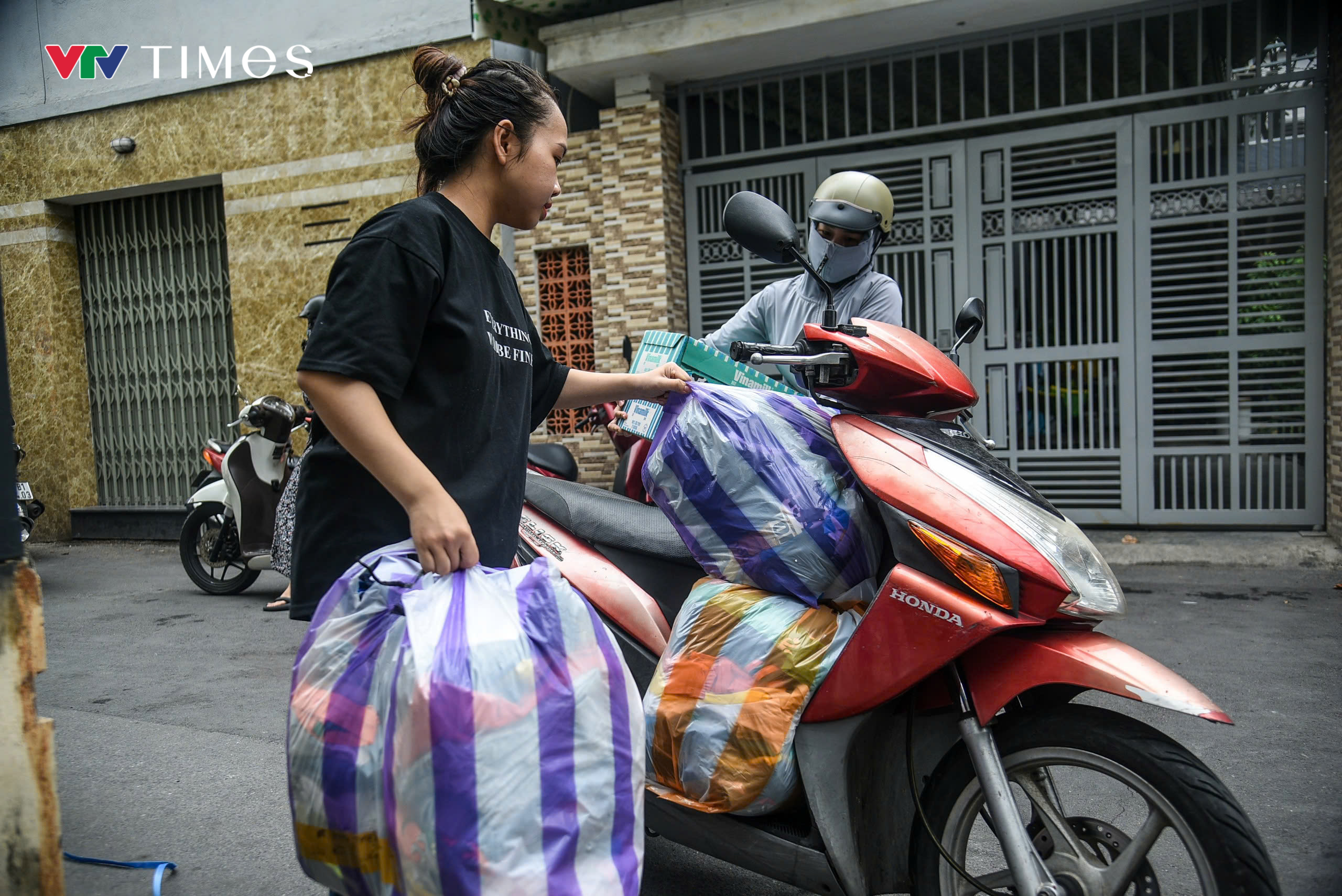 Hàng tấn nhu yếu phẩm người dân Đà Nẵng gử ra tiếp sức người dân vùng lũ miền Bắc - Ảnh 2.