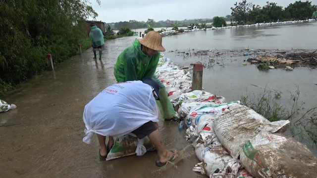 Hà Nội: Quân đội và người dân căng mình chống tràn lũ qua đê sông Tích - Ảnh 1.