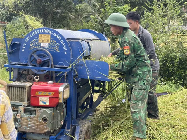 Bộ đội biên phòng gặt lúa chạy lũ cho đồng bào biên giới - Ảnh 5.