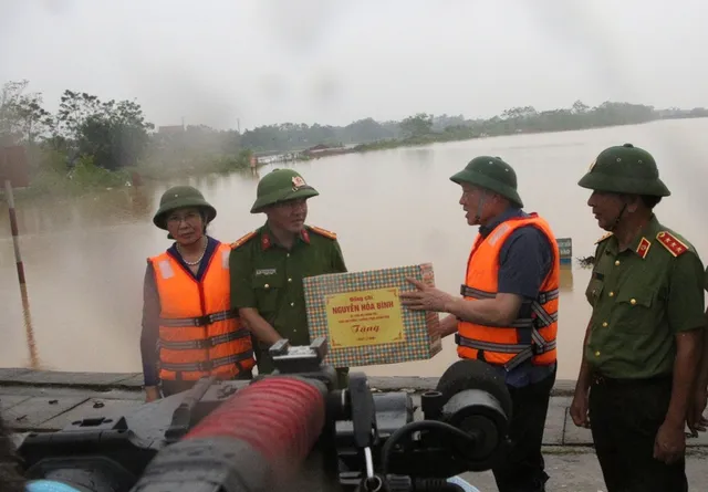 Phó Thủ tướng Thường trực Nguyễn Hòa Bình: Hà Nam cần tiếp tục gia cố các điểm đê xung yếu - Ảnh 4.