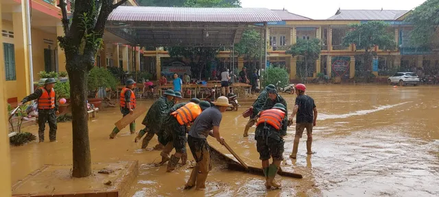 Người dân TP Yên Bái vật lộn với bùn đất sau khi nước rút - Ảnh 5.