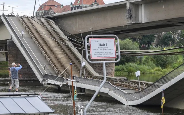 Đức phá hủy cầu huyết mạch ở Dresden nhằm ứng phó nguy cơ mưa lũ - Ảnh 1.