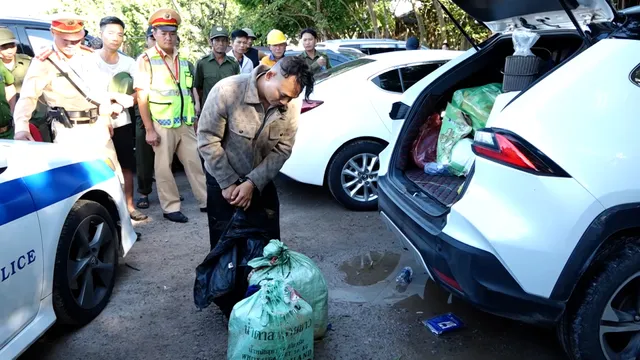 Quảng Bình: Bắt hai đối tượng mang súng đi vận chuyển 26kg ma tuý - Ảnh 3.