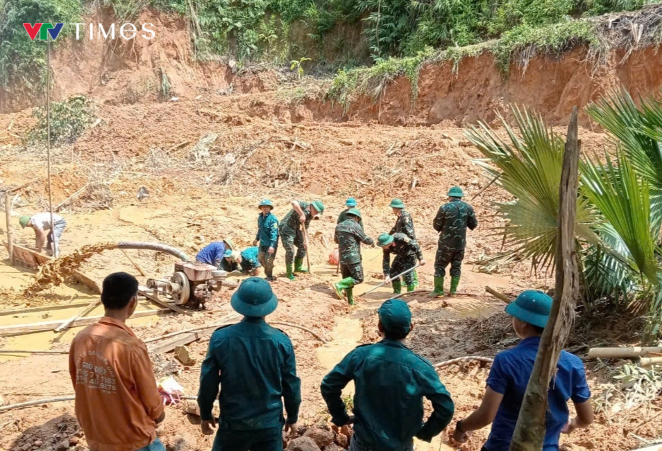 Xuyên đêm tìm kiếm nạn nhân cuối cùng trong vụ sạt lở đất tại Lục Yên, Yên Bái - Ảnh 3.