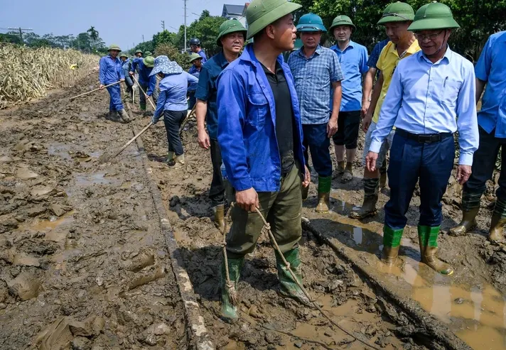 Thông tuyến đường sắt Yên Viên - Lào Cai, chở hàng cứu trợ tới vùng lũ- Ảnh 1.