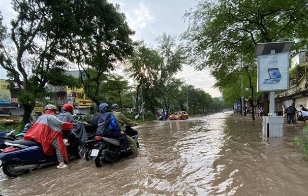 Nhiều tuyến phố Hà Nội ngập sâu sau mưa lớn lúc sáng sớm, giao thông ùn tắc - Ảnh 5.