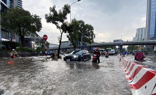 Nhiều tuyến phố Hà Nội ngập sâu sau mưa lớn lúc sáng sớm, giao thông ùn tắc - Ảnh 4.