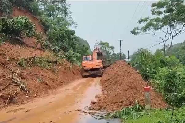 Nỗ lực thông đường phục vụ cứu hộ tại Lào Cai - Ảnh 2.