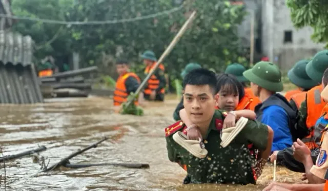 Special Program Vietnams Support Shares Real Stories from the  Midst  of Storms and Floods - Ảnh 1.