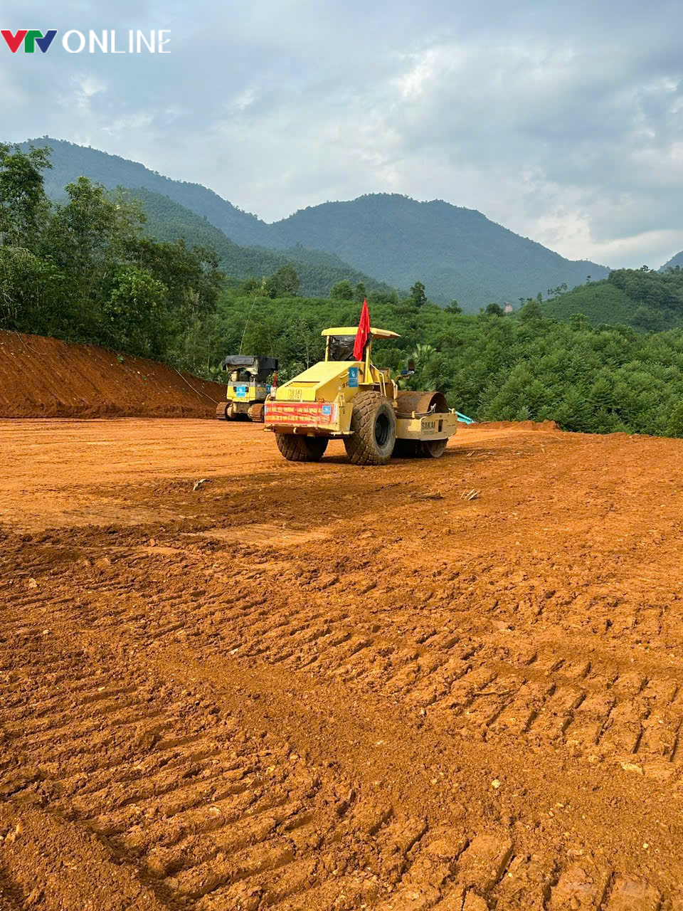 Xuyên đêm san ủi mặt bằng xây dựng Khu tái định cư Làng Nủ - Ảnh 2.