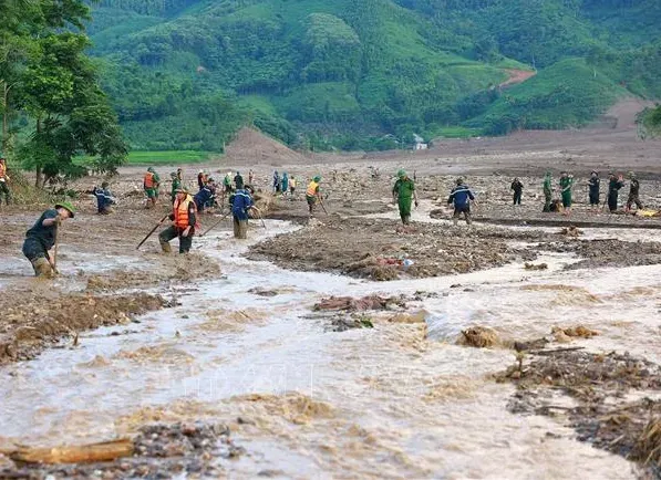 Toàn cảnh sự tàn phá khủng khiếp của bão số 3 và cách ứng phó thiên tai khốc liệt - Ảnh 1.