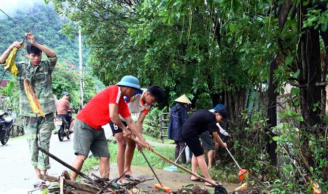 Nhiều huyện vùng núi Quảng Bình vệ sinh sau lũ, ổn định cuộc sống người dân - Ảnh 2.