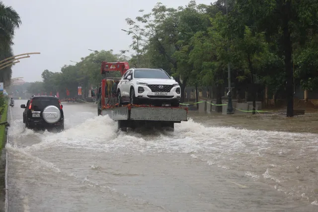 Di dời người dân ở khu vực nguy hiểm đến nơi an toàn - Ảnh 1.