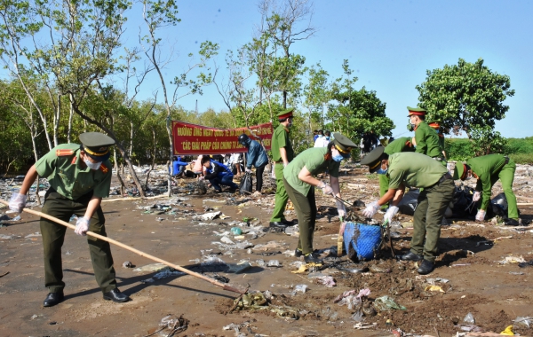 Công an chủ động ứng phó với biến đổi khí hậu, phòng ngừa sự cố thiên tai - Ảnh 2.