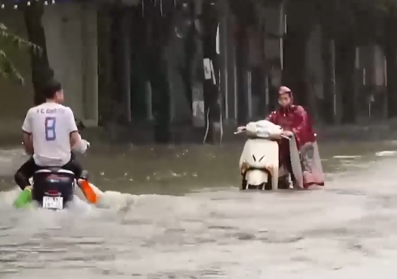 Nghệ An: Trung tâm TP Vinh ngập sâu, sẵn sàng di dời người dân - Ảnh 2.