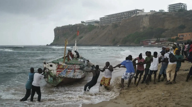 Phát hiện ít nhất 30 thi thể đang phân hủy trên thuyền ở ngoài khơi Senegal - Ảnh 1.